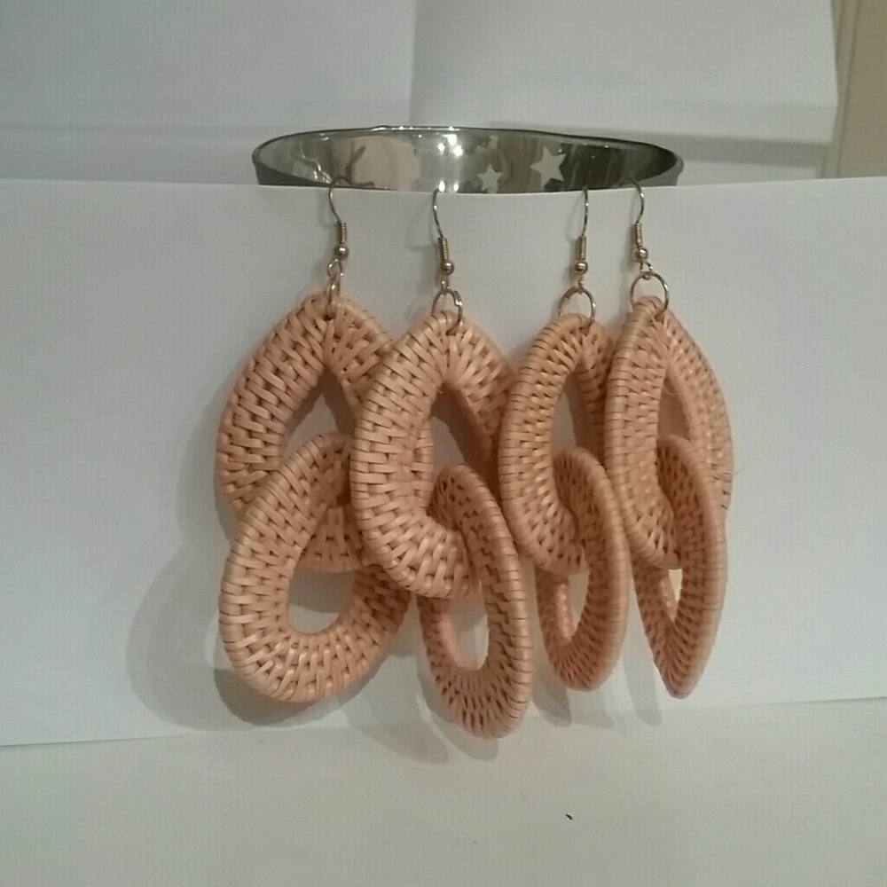 2pairs of fashion earrings